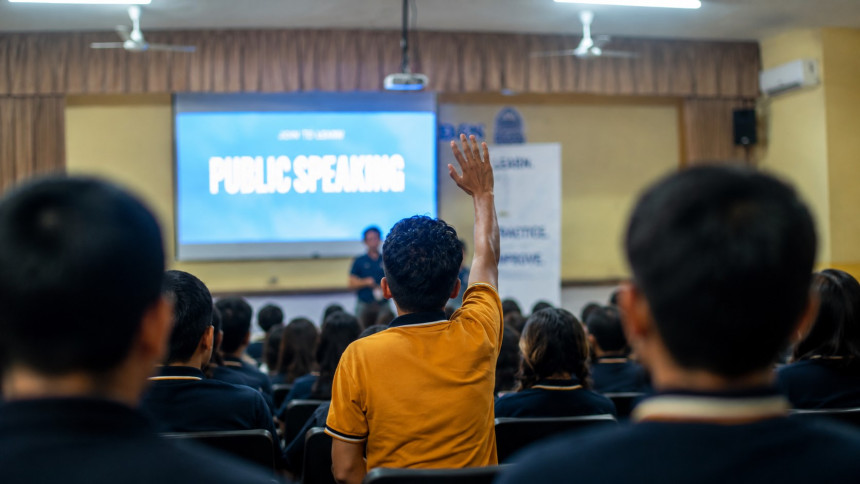 Public Speaking: Cara Berani Angkat Tangan dan Bertanya di Depan Kelas Baru